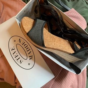 BRAND NEW STEEVE MADDEN SANDALS